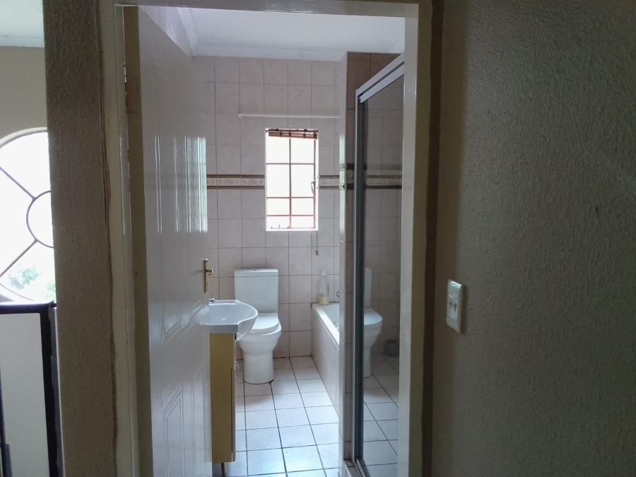 To Let 4 Bedroom Property for Rent in Safari Gardens North West